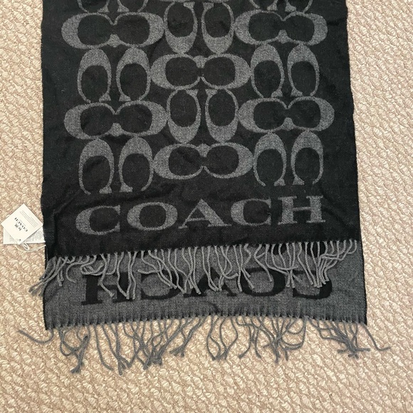 SIGNATURE OVERSIZED MUFFLER (COACH F76384) - Picture 2 of 3